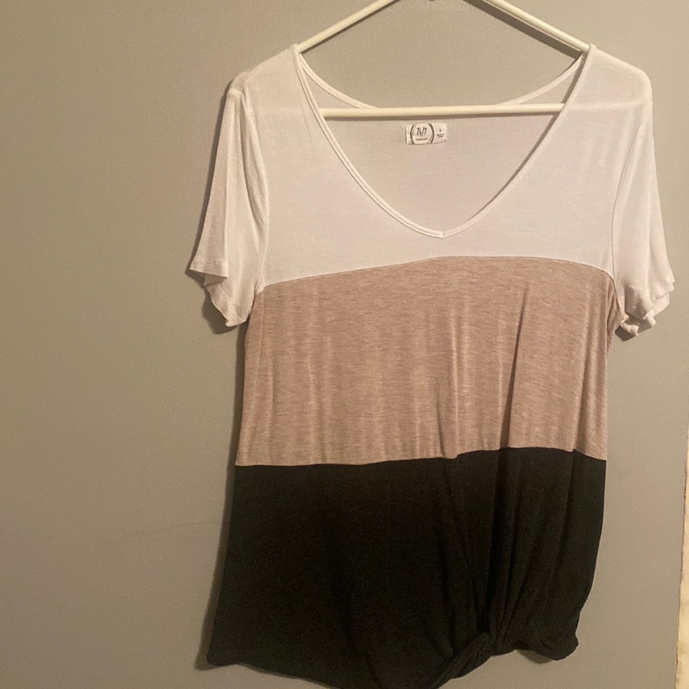 Short sleeve Maurice’s shirt. Grey , tan, white.